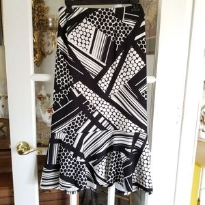 🎄4 for $20! Womens black and white maxi skirt